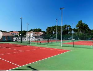 Tenis lub squash w obiekcie LA ROSE DES VENTS , T3 à SOUSTONS / VIEUX BOUCAU lub w pobliżu