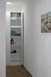 un couloir avec une porte s'ouvrant sur une chambre dans l'établissement Blue Apartment, à Bihać