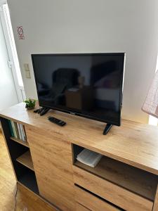 Televisyen dan/atau pusat hiburan di Apartment Radić 2