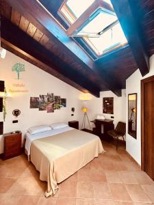 1 dormitorio con 1 cama con tragaluz en Villetta Capodimonte en Nápoles