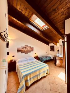 - une chambre avec un lit et une lucarne dans l'établissement Villetta Capodimonte, à Naples