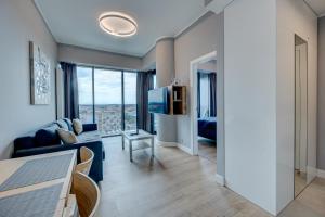 Ruang duduk di HANZA TOWER swimming pool & spa high floor with balcony!