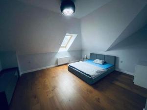 1 dormitorio con cama y ventana. en Dream House SmartHome en Varsovia