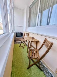 トロヤンにあるСтудио апартамент Троянの窓のある部屋(テーブル、椅子付)