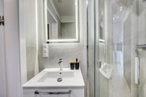 Bilik mandi di HANZA TOWER swimming pool & spa high floor with balcony! +35 gambar