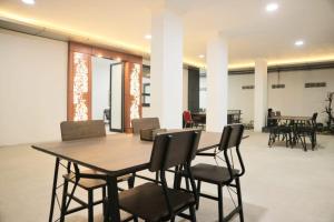 a dining room with a table and chairs at Hotel Bhakti Syariah in Padang