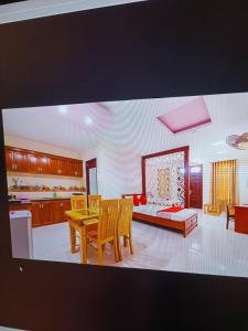 uma cozinha e uma sala de estar com uma mesa e uma cama em OYO NGUYỄN TRUNG HOTEL em Vung Tau