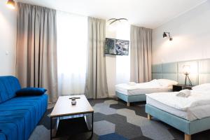 pokój hotelowy z łóżkiem i kanapą w obiekcie Moon Apartments Gdańsk w Gdańsku