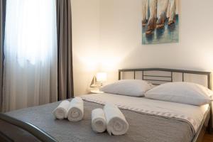 Säng eller sängar i ett rum på Apartments Sanja-Marino