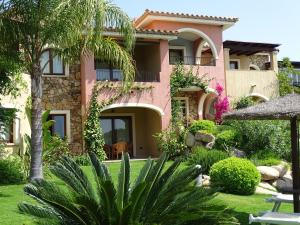 a house with a garden in front of it at Hotel Mariposas in Villasimius
