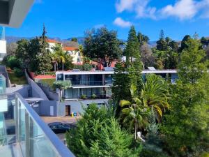 een uitzicht vanaf het balkon van een huis bij Apartamento grande familiar con vistas panorámicas al mar y la montaña in Funchal