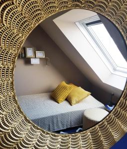 Tempat tidur dalam kamar di Your little sparkle Room "FOR WOMAN ONLY !"