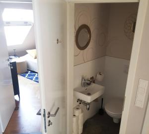 ein kleines Bad mit einem Waschbecken und einem WC in der Unterkunft Your little sparkle Room "FOR WOMAN ONLY !" in Wien