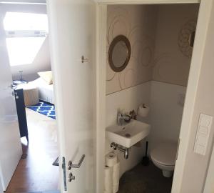 Kamar mandi di Your little sparkle Room "FOR WOMAN ONLY !"