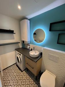 uma casa de banho com um lavatório, um WC e um espelho. em STUDIO IBIZA - HYPER CENTRE LORIENT em Lorient