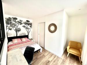 Postel nebo postele na pokoji v ubytování STUDIO IBIZA - HYPER CENTRE LORIENT
