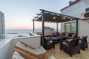 uma varanda com cadeiras e vista para o oceano em Seaview Rooftop in San Stefano em Alexandria