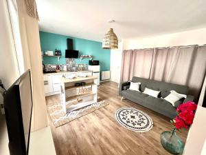 Kuchyň nebo kuchyňský kout v ubytování STUDIO IBIZA - HYPER CENTRE LORIENT