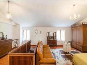 ein Wohnzimmer mit einem Sofa und einem Tisch in der Unterkunft Property in Polino TR in Polino