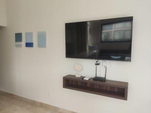 TV a/nebo společenská místnost v ubytování Nuevo Estudio con terraza totalmente equipado Tulum Aldea Zama