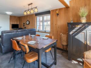 una sala da pranzo con tavolo e sedie di Charming Cottage Near Lake a Robertville