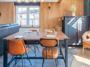 cocina con mesa de madera y sillas en Beautiful Cottage close to Robertville Lake, en Robertville