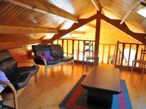 een woonkamer met stoelen en een tafel in een hut bij Cosy Holiday Home in Noiseux with Large Garden in Noiseux