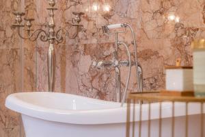 bagno con vasca e lavandino di Corte Realdi - Palazzo Camozzini a Verona