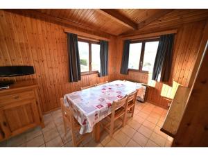 uma sala de jantar com uma mesa e algumas janelas em Cozy Holiday Home in Somme-Leuze with Private Garden em Noiseux