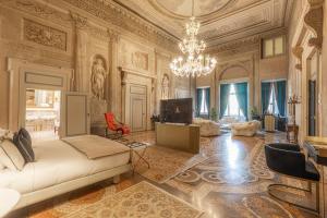 una camera con letto e lampadario a braccio di Corte Realdi - Palazzo Camozzini a Verona