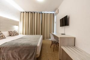Televízia a/alebo spoločenská miestnosť v ubytovaní Hotel Ecoavenida