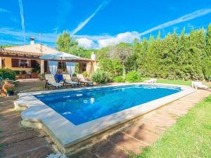 una piscina en el patio trasero de una casa en Son Coll - Villa With Private Pool In Lloseta Free Wifi, en Lloseta