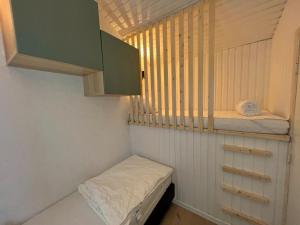 mały pokój z małym łóżkiem i oknem w obiekcie Bungalow 6 people near the lake of Vallée de Rabais in Virton w mieście Virton