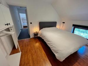 Säng eller sängar i ett rum på recently modernized villa located on the edge of the Gulf of Durbuy