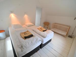 - 2 lits dans une chambre avec des lumières sur le mur dans l'établissement Cosy apartment in the heart of Durbuy, à Durbuy