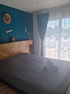 una camera con un letto e una grande finestra di Villa climatisée avec piscine à LEGE CAP FERRET a Lège-Cap-Ferret