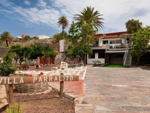 een huis met een bord waarop staat villa parilla bij Magnificent Villa with Swimming Pool on an Exclusive Island in Ingenio