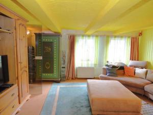een woonkamer met een bank en een tv bij Quiet and cosy holiday home in Herzberg in Herzberg am Harz