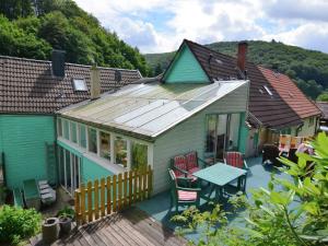 een huis met een tafel en stoelen op een terras bij Quiet and cosy holiday home in Herzberg in Herzberg am Harz