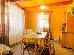 une salle à manger avec une table et des chaises en bois dans l'établissement Area Stay in Giant Mountains, à Černý Důl