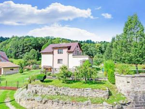- une vue aérienne sur une maison dotée d'un mur en pierre dans l'établissement Area Stay in Giant Mountains, à Černý Důl