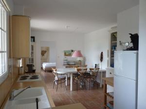 eine Küche und ein Wohnzimmer mit einem weißen Kühlschrank in der Unterkunft Tasteful villa with Wi-Fi, located in natural surroundings in Vasles