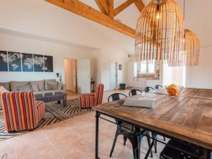 ein Wohnzimmer mit einem Holztisch und Stühlen in der Unterkunft Spacious and modern villa with large garden and BBQ area in Les Forges