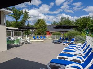 Swimming pool sa o malapit sa Beautiful maisonnette with included linen package in Saumur