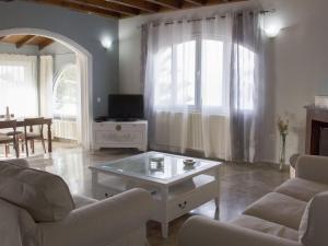 een woonkamer met een bank en een salontafel bij Spacious Villa on Sea in Corfu in Astrakeri