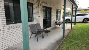 una mesa y sillas sentadas fuera de una casa en WhitsunStays - The Goose Ponds en Mackay