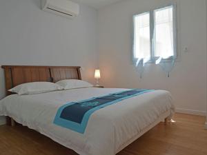 ein Schlafzimmer mit einem großen Bett und einem Fenster in der Unterkunft Villa in Montauroux with Pool & Near Forest in Montauroux + 32 Fotos