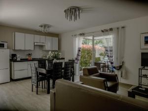 eine Küche und ein Wohnzimmer mit Sofa und Tisch in der Unterkunft Villa in Montauroux with Pool & Near Forest in Montauroux