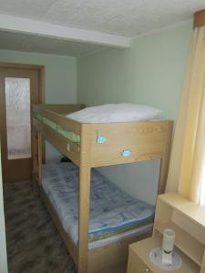 1 Schlafzimmer mit 2 Etagenbetten in einem Zimmer in der Unterkunft Haus am Bach Arnsfeld in Arnsfeld