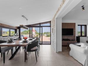 Televisyen dan/atau pusat hiburan di Apartment in Croatia near the Adriatic Coast